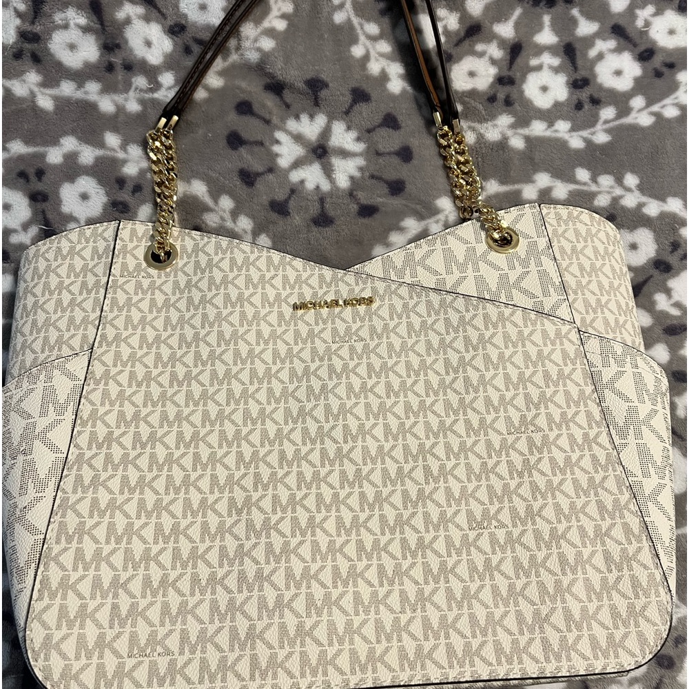 Vanilla Signature Print Jet Set Shoulder Bag